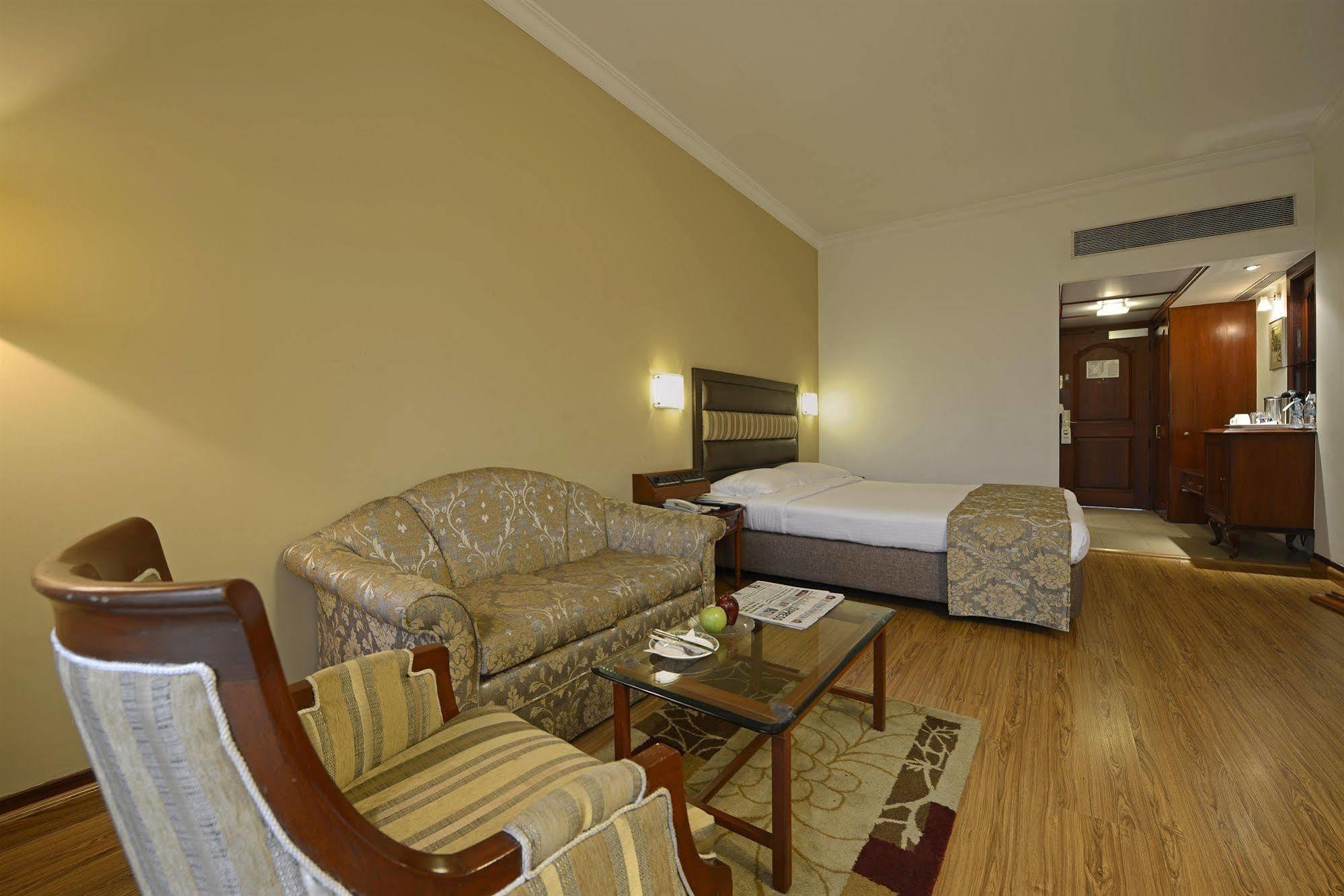 Sun-N-Sand Pune Exterior foto