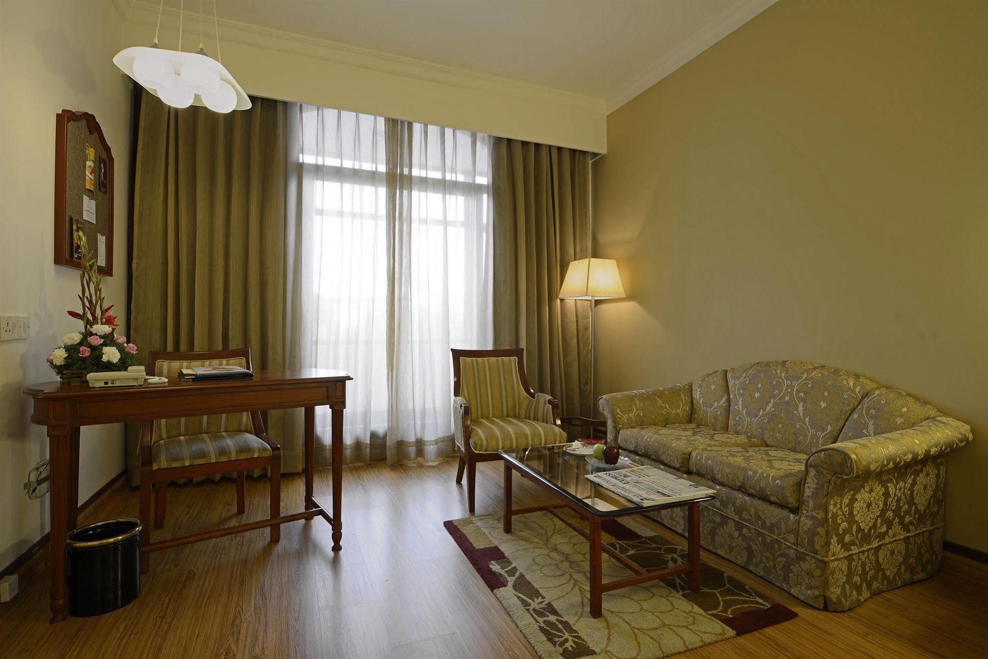 Sun-N-Sand Pune Exterior foto