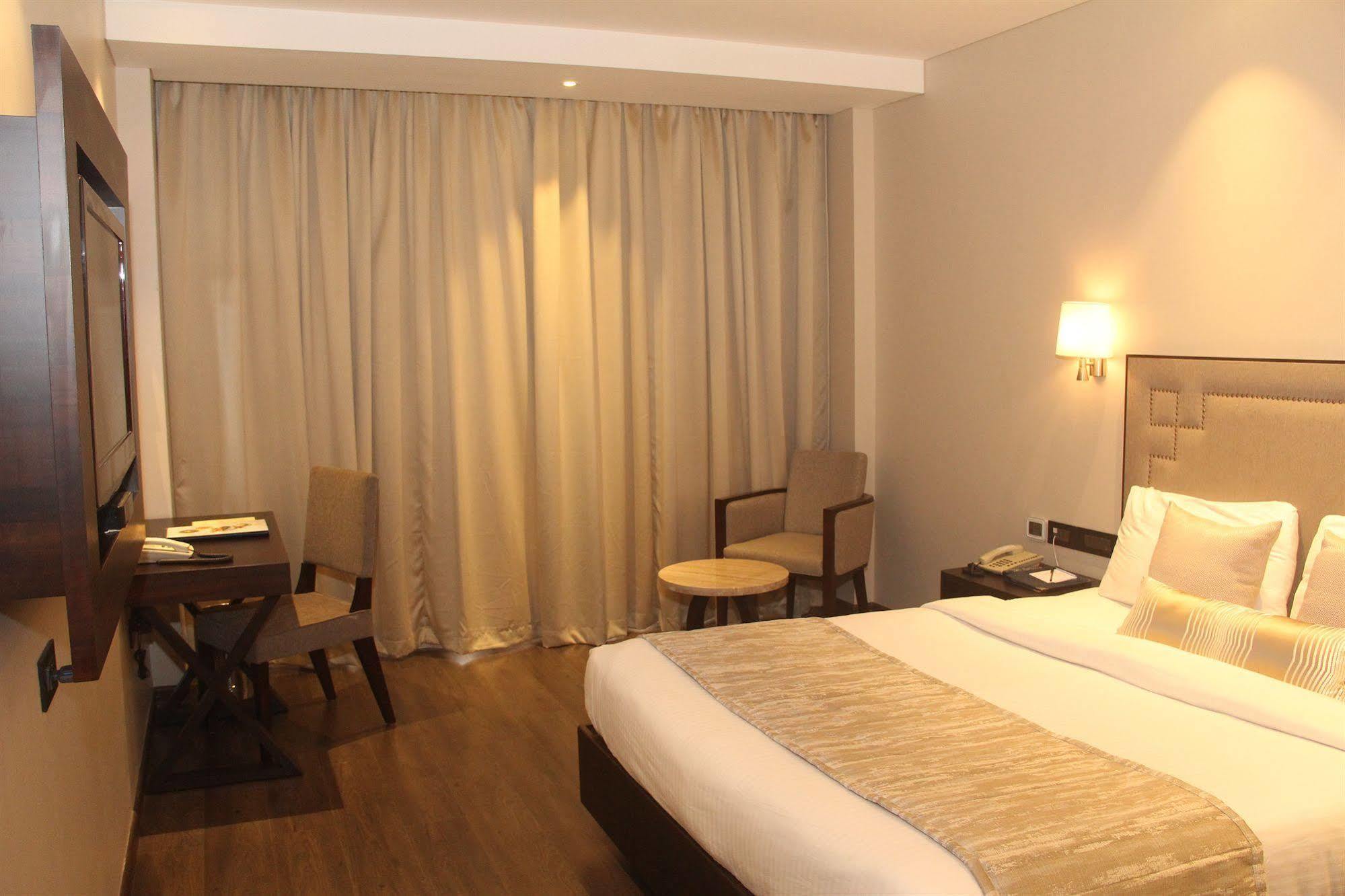 Sun-N-Sand Pune Exterior foto