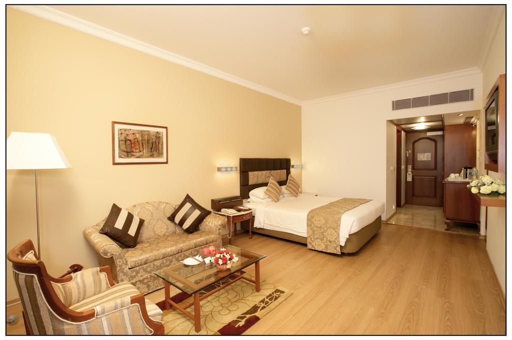 Sun-N-Sand Pune Exterior foto
